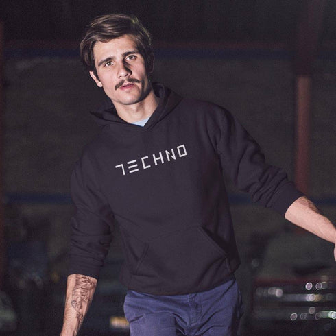 Mann auf Afterhour mit Minimalistic Techno Hoodie